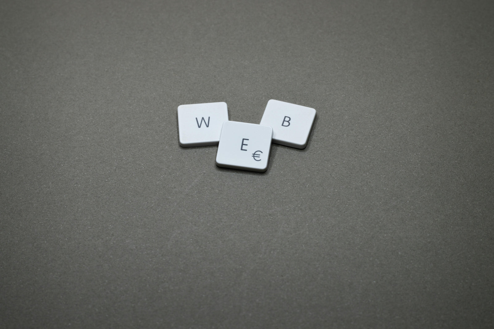 Fichas de scrabble formando la palabra: WEB